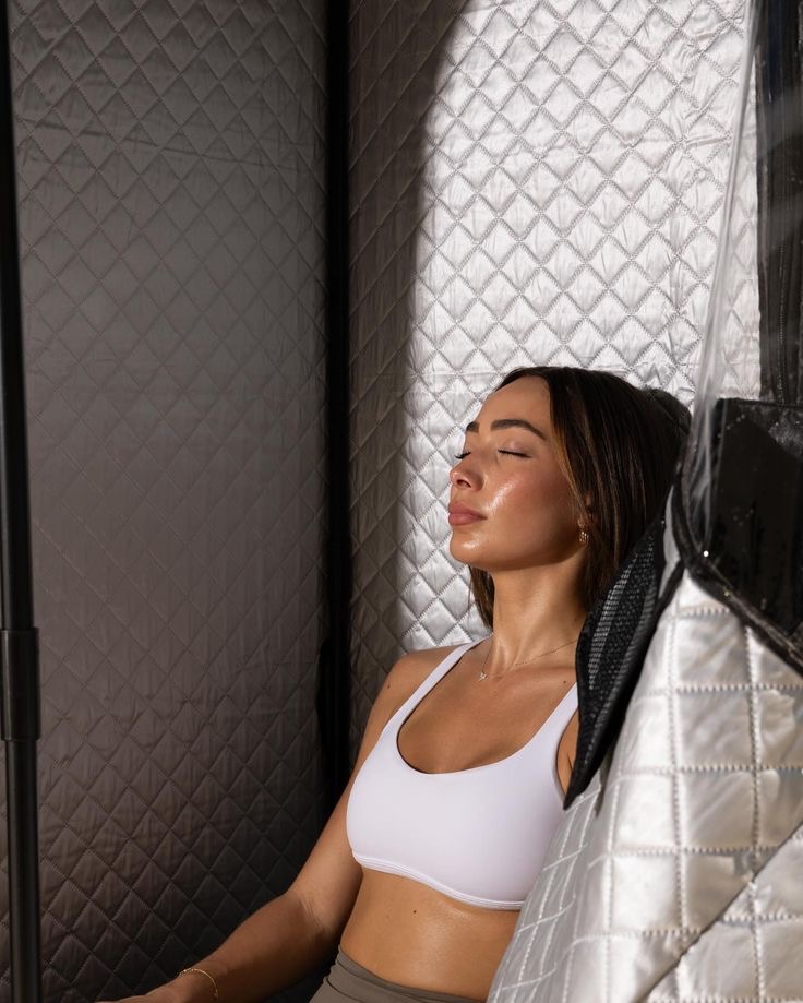 Mujer disfrutando una experiencia de sauna seco en Recovery Lab